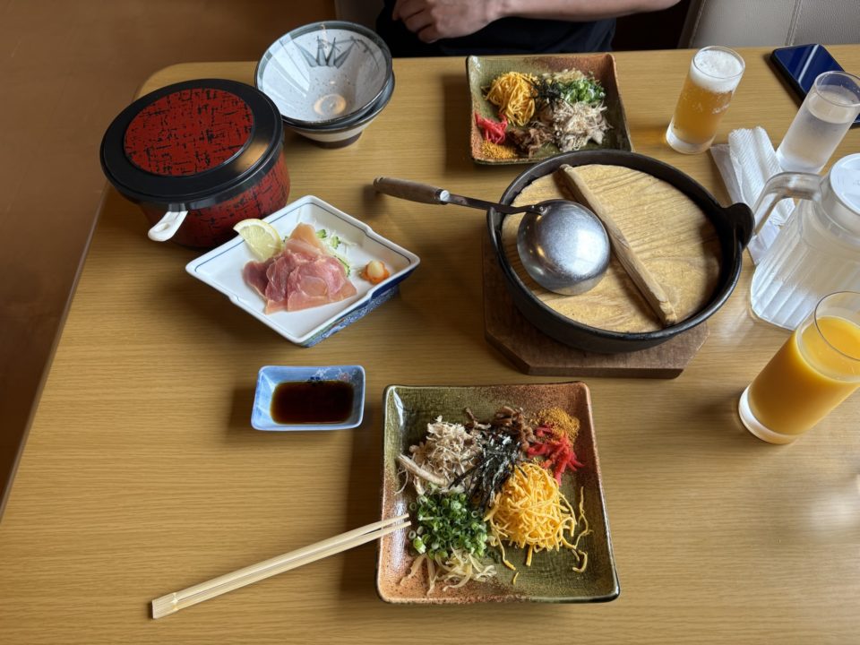 ★奄美大島旅行記 1日目 「けいはんひさ倉でランチ!「名物料理の鶏飯と、鳥刺し」をいただきました! 食事 プラン ご飯 オススメ とり刺し とりさし メニュー 写真 営業時間 待ち時間