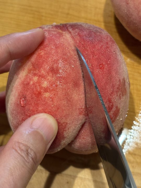 ★「桃の皮の剥き方（むき方）」きれいな 綺麗に キレイ もも むきかた