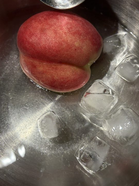 ★「桃の皮の剥き方（むき方）」きれいな 綺麗に キレイ もも むきかた