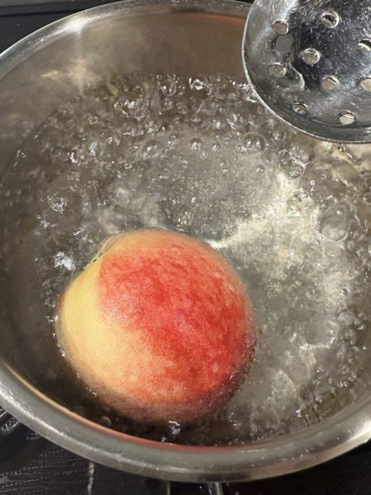 ★「桃の皮の剥き方（むき方）」きれいな 綺麗に キレイ もも むきかた