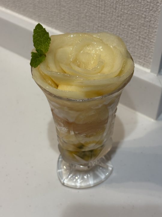 ★「桃（もも）」の切り方 ローズカット バラ 飾り方 フルーツ盛り合わせにも パフェが一気にオシャレに！おしゃれ 並べ方 盛り付け