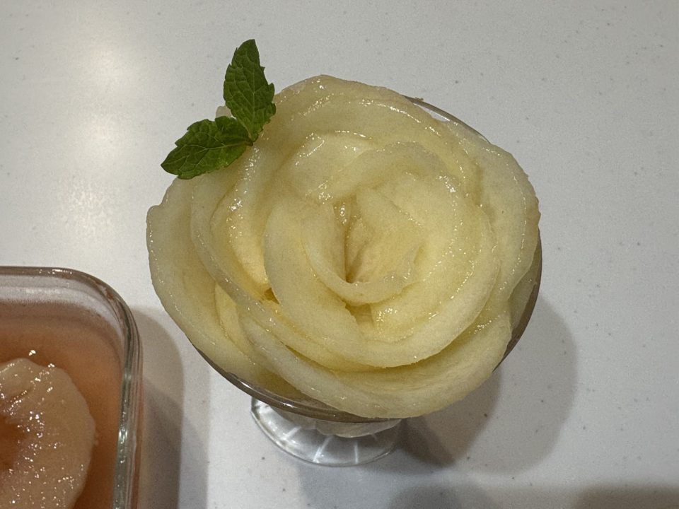 ★「桃（もも）」の切り方 ローズカット バラ 飾り方 フルーツ盛り合わせにも パフェが一気にオシャレに！おしゃれ 並べ方 盛り付け