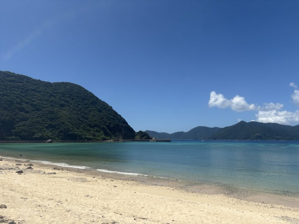 ★加計呂麻島の北の端！実久ビーチ（さねくビーチ）奄美大島で実久ブルーと言われる海の色の美しさを堪能！シュノーケリング 旅行 シャワー 駐車場 海水浴 シュノーケル トイレ 鹿児島旅行 鹿児島県