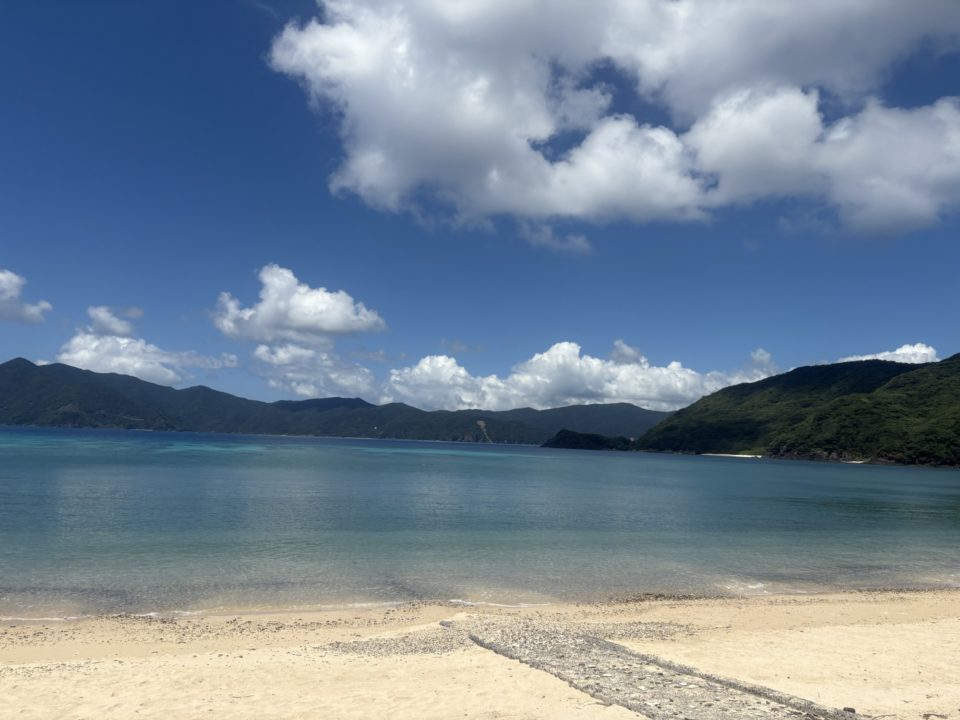 ★加計呂麻島の北の端！実久ビーチ（さねくビーチ）奄美大島で実久ブルーと言われる海の色の美しさを堪能！シュノーケリング 旅行 シャワー 駐車場 海水浴 シュノーケル トイレ 鹿児島旅行 鹿児島県