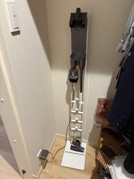 ★念願のダイソン（Dyson）の掃除機購入！ スタンドも一緒に購入してすっきり収納！マンションだと静かで動かしやすいのがとてもありがたい！ハンディクリーナーとしても使用できるのが嬉しい！修理時のために型番登録しておきました！ バッテリー 比較 おすすめ