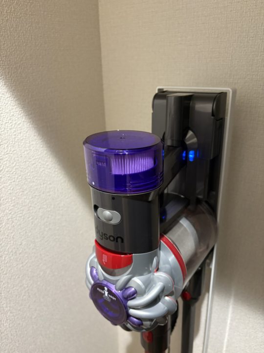 ★念願のダイソン（Dyson）の掃除機購入！ スタンドも一緒に購入してすっきり収納！マンションだと静かで動かしやすいのがとてもありがたい！ハンディクリーナーとしても使用できるのが嬉しい！修理時のために型番登録しておきました！ バッテリー 比較 おすすめ