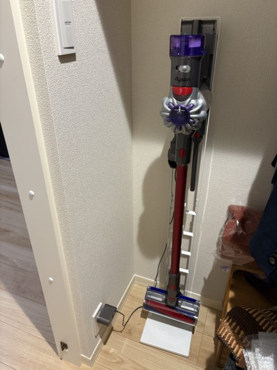 ★念願のダイソン（Dyson）の掃除機購入！ スタンドも一緒に購入してすっきり収納！マンションだと静かで動かしやすいのがとてもありがたい！ハンディクリーナーとしても使用できるのが嬉しい！修理時のために型番登録しておきました！ バッテリー 比較 おすすめ