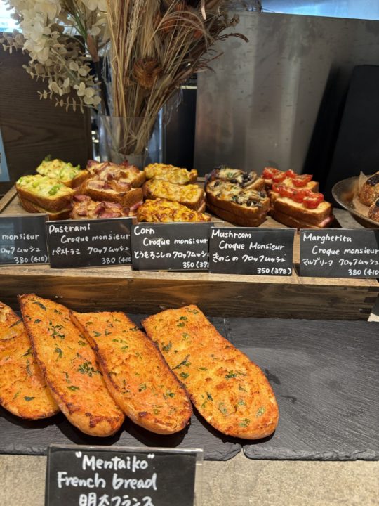 ★熊本城までテイクアウトして食べたパン「flour＋water 熊本（フラワーアンドウォーター）」美味しそうなメニューを見て、イートインもしたかったけど朝早すぎました