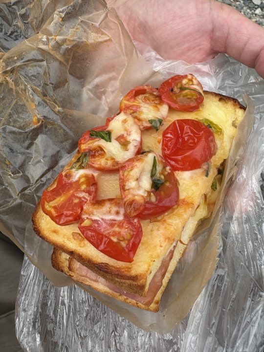 ★熊本城までテイクアウトして食べたパン「flour＋water 熊本（フラワーアンドウォーター）」美味しそうなメニューを見て、イートインもしたかったけど朝早すぎました