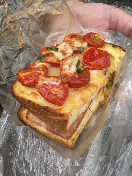 ★熊本城までテイクアウトして食べたパン「flour＋water 熊本（フラワーアンドウォーター）」美味しそうなメニューを見て、イートインもしたかったけど朝早すぎました