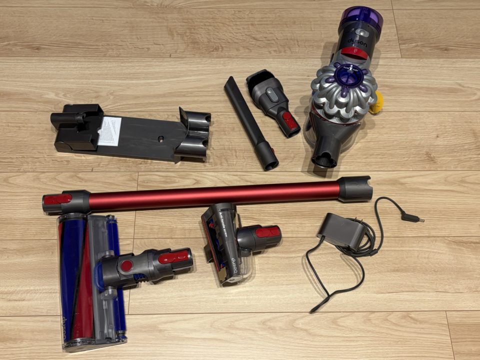 ★念願のダイソン（Dyson）の掃除機購入！ スタンドも一緒に購入してすっきり収納！マンションだと静かで動かしやすいのがとてもありがたい！ハンディクリーナーとしても使用できるのが嬉しい！修理時のために型番登録しておきました！ バッテリー 比較 おすすめ