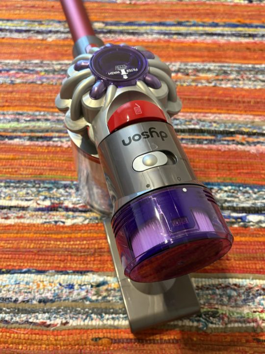 ★念願のダイソン（Dyson）の掃除機購入！ スタンドも一緒に購入してすっきり収納！マンションだと静かで動かしやすいのがとてもありがたい！ハンディクリーナーとしても使用できるのが嬉しい！修理時のために型番登録しておきました！ バッテリー 比較 おすすめ