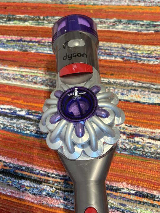 ★念願のダイソン（Dyson）の掃除機購入！ スタンドも一緒に購入してすっきり収納！マンションだと静かで動かしやすいのがとてもありがたい！ハンディクリーナーとしても使用できるのが嬉しい！修理時のために型番登録しておきました！ バッテリー 比較 おすすめ