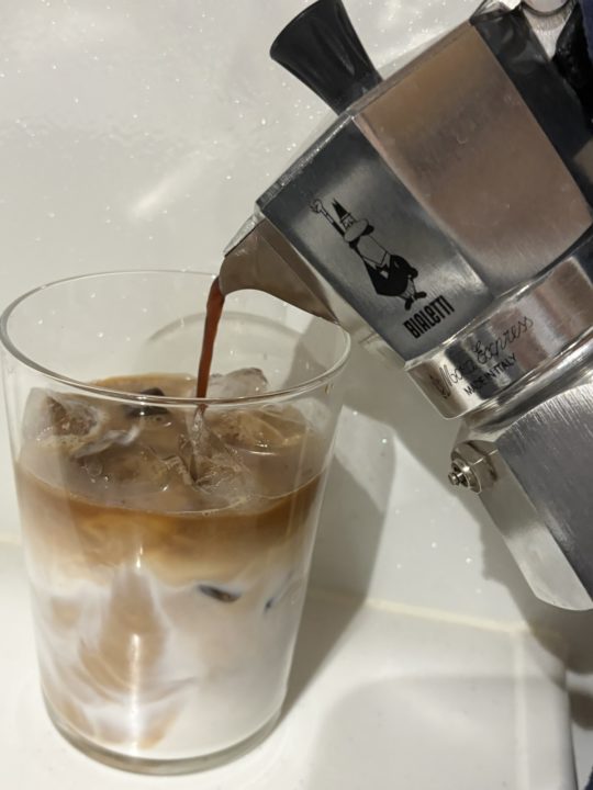 ★おうちで簡単！カフェのような「アイスカフェラテ」レシピ 作り方 かんたん