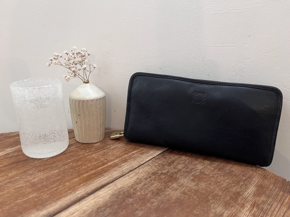 10年以上愛用している一生モノ財布「ロエベ（LOEWE）ZIP AROUND WALLET」黒・ゴールド・赤の配色とシンプルな型押しが大好き！