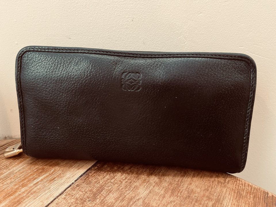 10年以上愛用している一生モノ財布「ロエベ（LOEWE）ZIP AROUND WALLET」黒・ゴールド・赤の配色とシンプルな型押しが大好き！