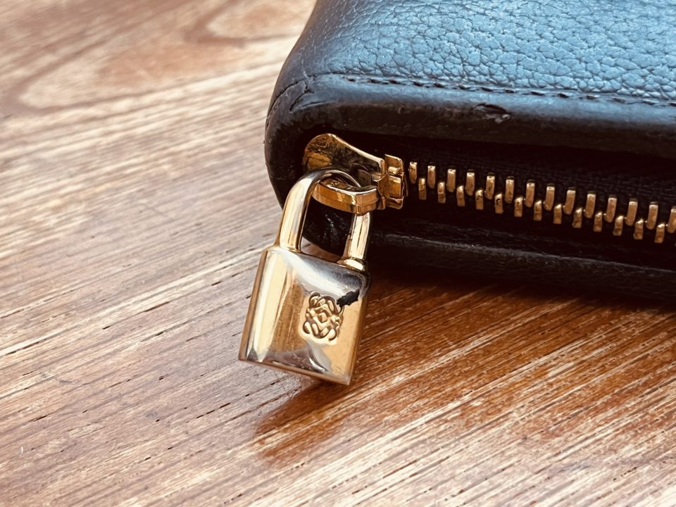 10年以上愛用している一生モノ財布「ロエベ（LOEWE）ZIP AROUND WALLET」黒・ゴールド・赤の配色とシンプルな型押しが大好き！