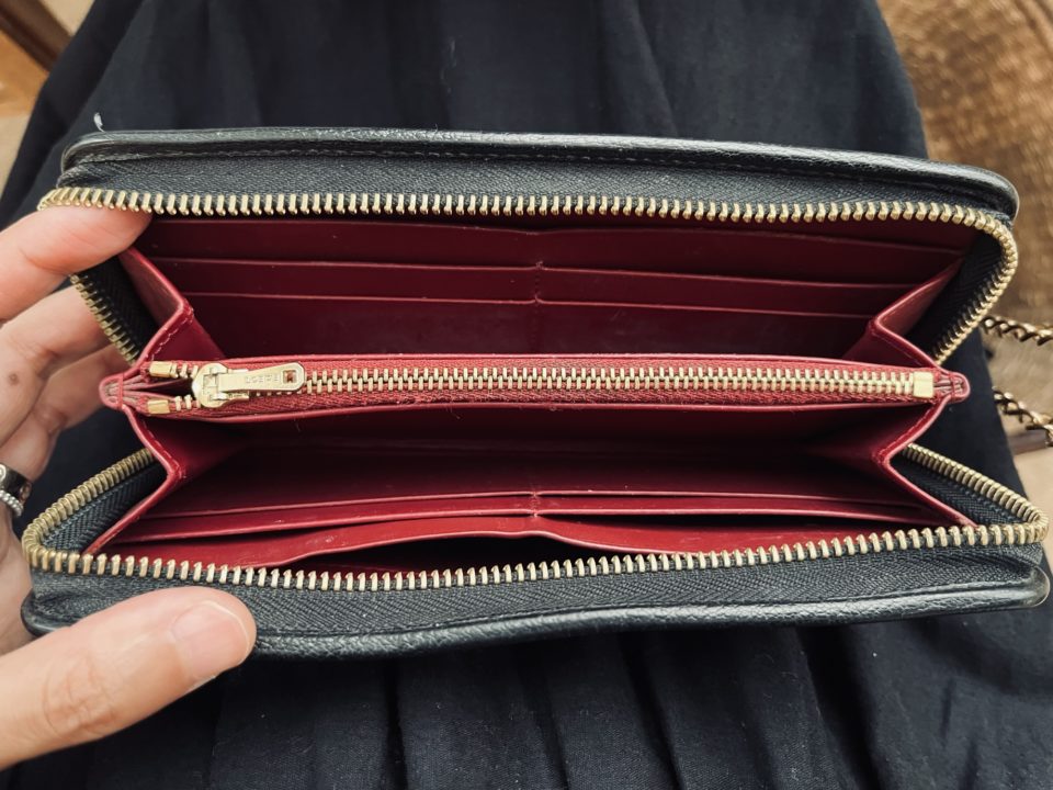 10年以上愛用している一生モノ財布「ロエベ（LOEWE）ZIP AROUND WALLET」黒・ゴールド・赤の配色とシンプルな型押しが大好き！