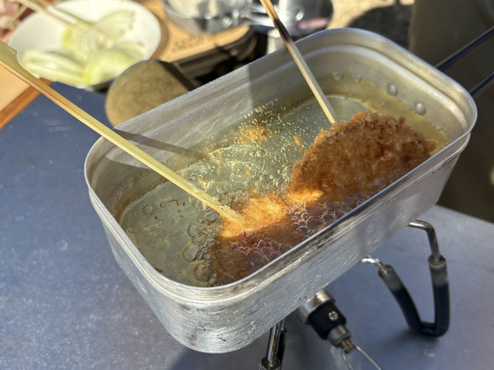キャンプ飯／メスティンで串揚げ レンコン・玉ねぎ・大葉の豚肉巻き・うずらの卵