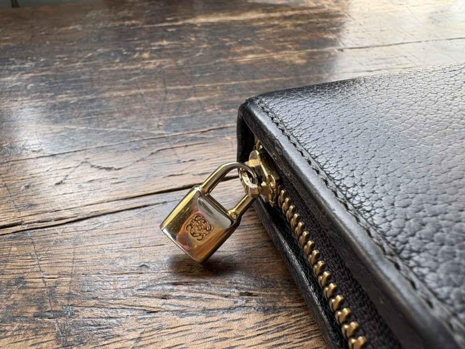 10年以上愛用している一生モノ財布「ロエベ（LOEWE）ZIP AROUND WALLET」黒・ゴールド・赤の配色とシンプルな型押しが大好き！