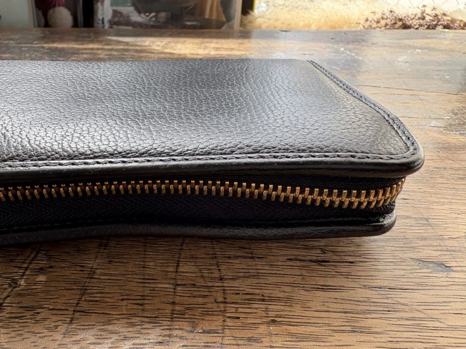 10年以上愛用している一生モノ財布「ロエベ（LOEWE）ZIP AROUND WALLET」黒・ゴールド・赤の配色とシンプルな型押しが大好き！