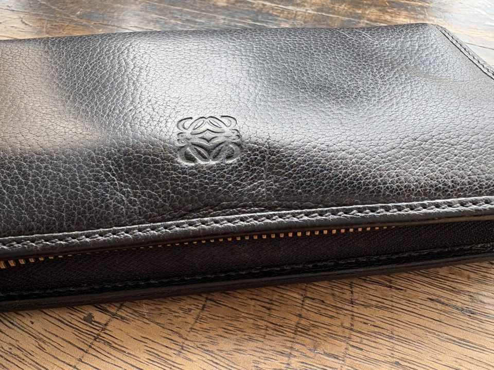 10年以上愛用している一生モノ財布「ロエベ（LOEWE）ZIP AROUND WALLET」黒・ゴールド・赤の配色とシンプルな型押しが大好き！