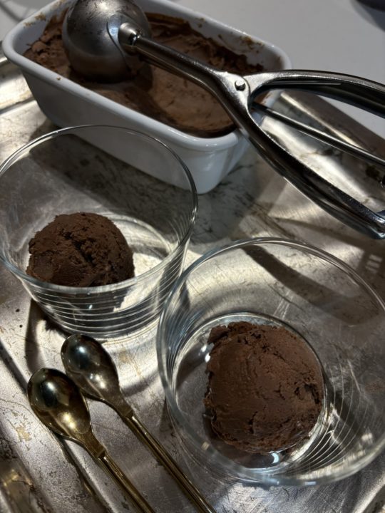 シンプルでおいしい！チョコレートアイスクリームの作り方 レシピ 食べた感想 アイスクリームメーカー かんたん 簡単