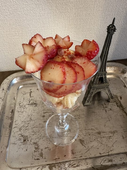 簡単にできる「いちごパフェ」の作り方 レシピ 食べた感想 写真あり 苺 イチゴ バニラアイス かんたん 大きめ 小さめ ミニサイズ