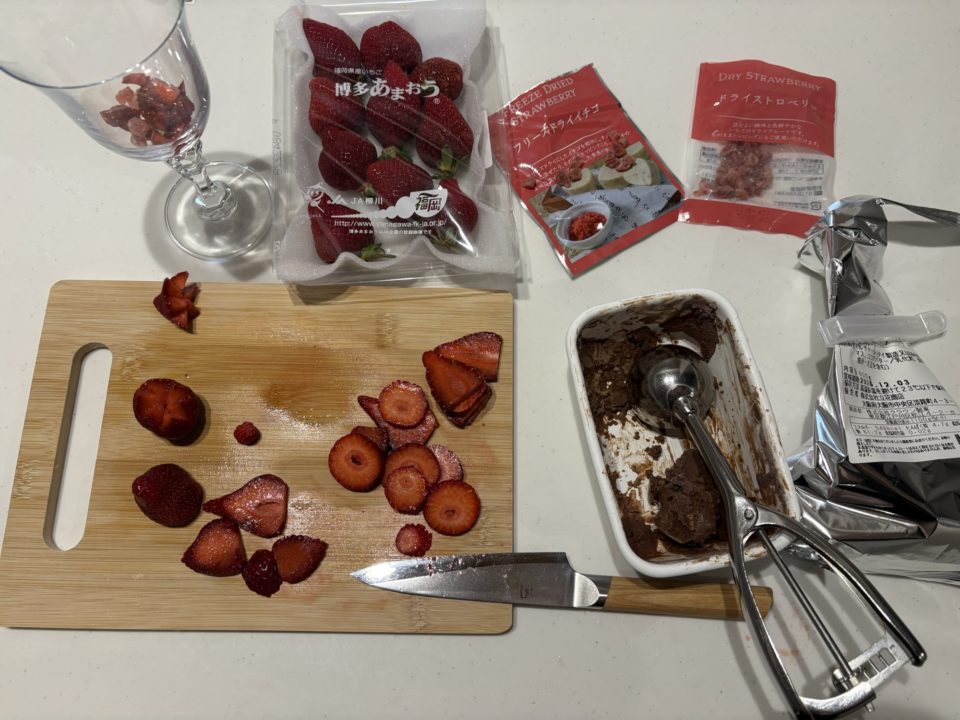 簡単にできる「いちごパフェ」の作り方 レシピ 食べた感想 写真あり 苺 イチゴ バニラアイス かんたん 大きめ 小さめ ミニサイズ