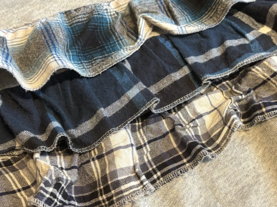 フリルがとってもオシャレな「DIESEL（ディーゼル）のグレースウェット」 古着屋さん戦利品 トレーナー ブルー チェック レディース 写真